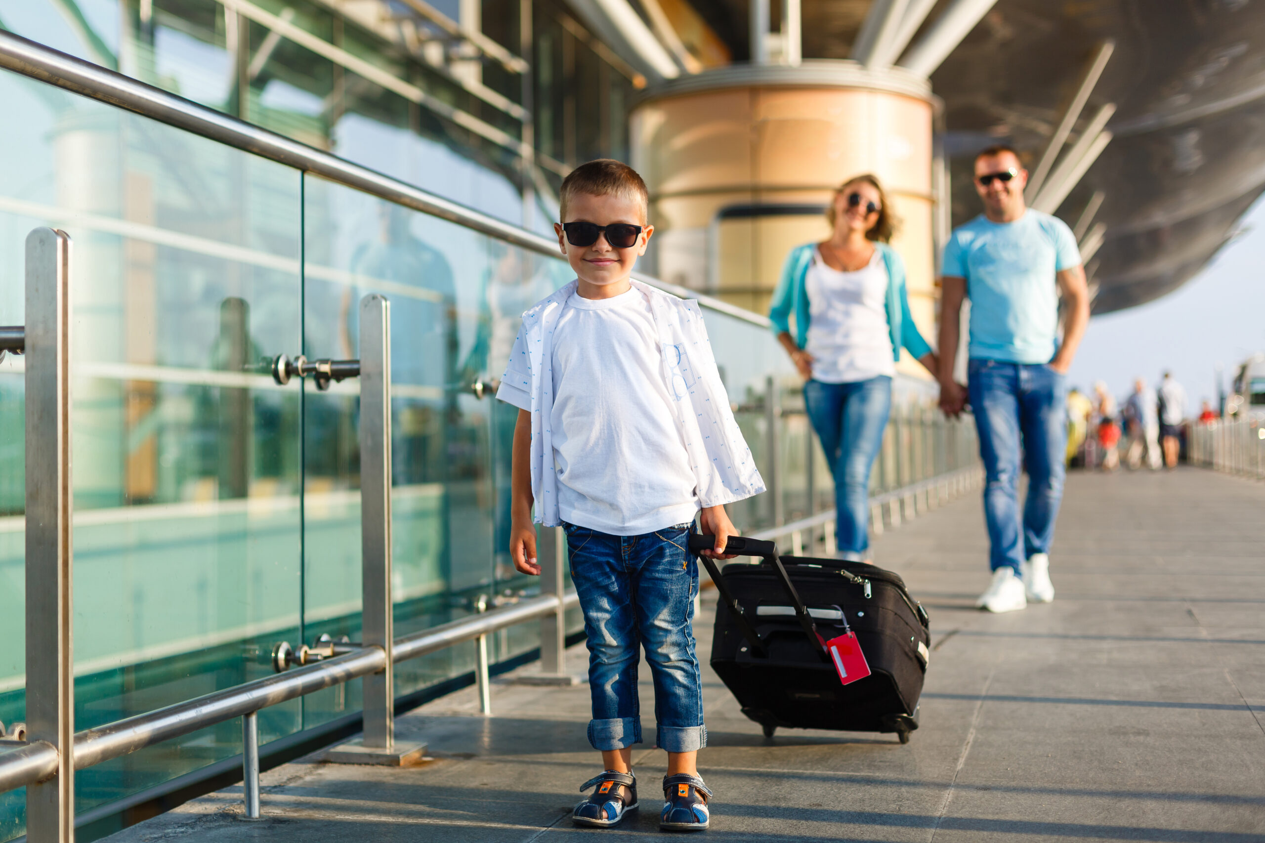 Поездка с пересадками. Семья с чемоданами в аэропорту. Путешествие с детьми. Дети в аэропорту. Чемодан для подростка.