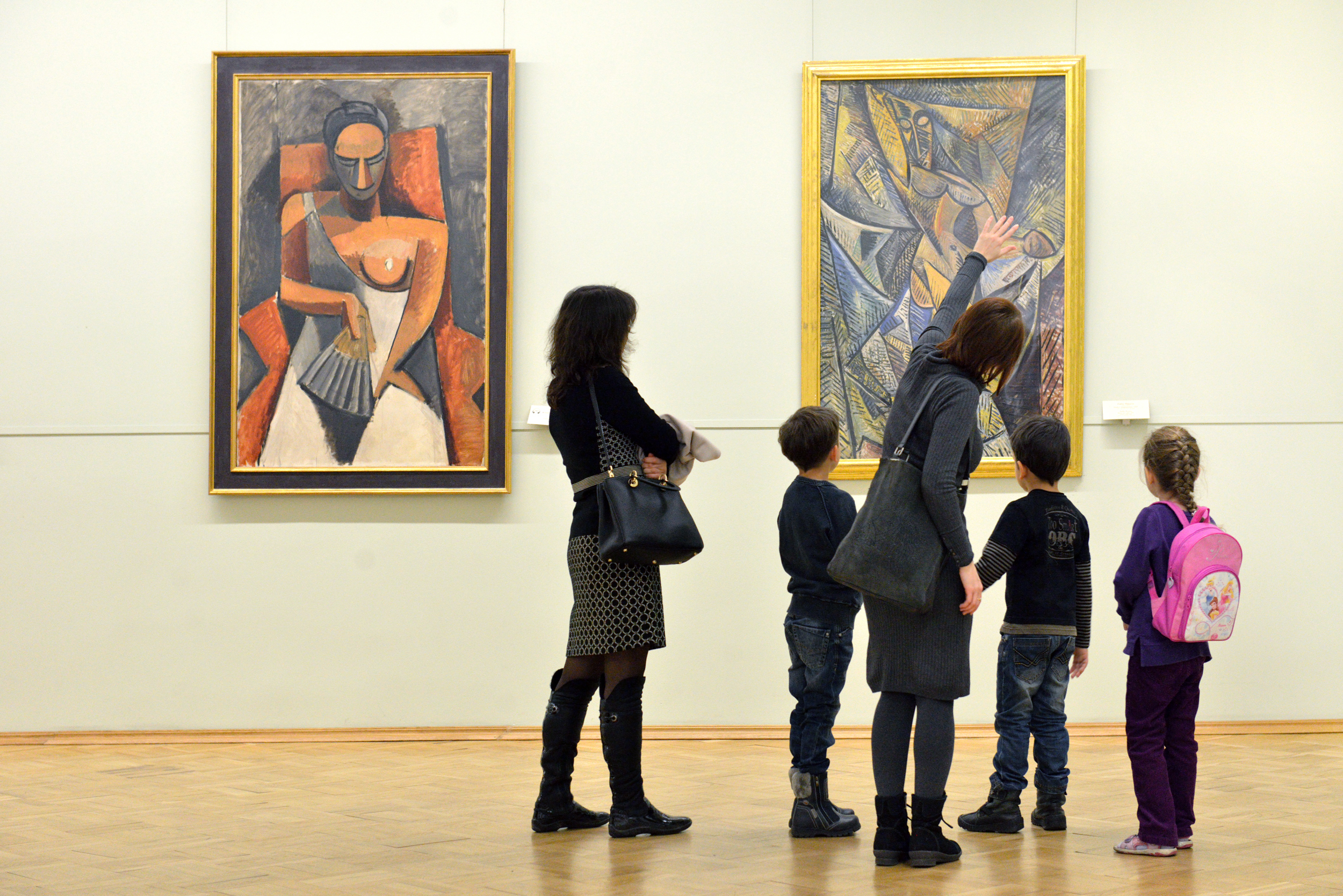 Человек рассматривает картину. Picasso картины в музее Оранжери. Дети в музее искусств. Посещение музеев детьми. Картинная галерея для детей.